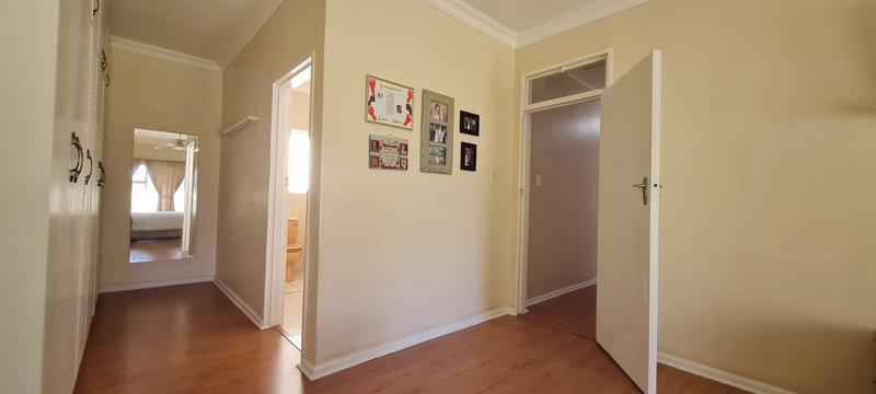 5 Bedroom Property for Sale in De La Haye Western Cape